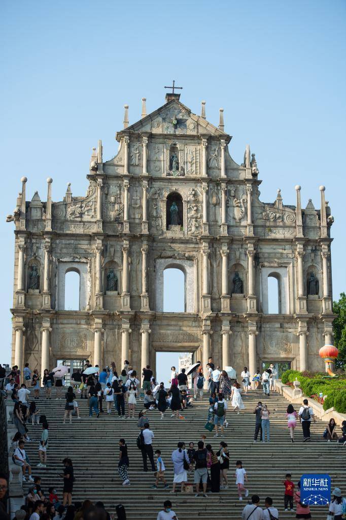 记者连日来在议事亭前地,大三巴牌坊等澳门知名景点看到,市民,旅客