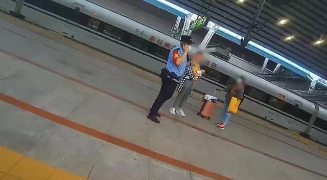 北京西站站台上,民警正在对两女子进行调查。北京铁警供图