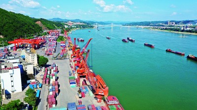 梧州李家庄码头货运景象。潘绍珊摄/光明图片