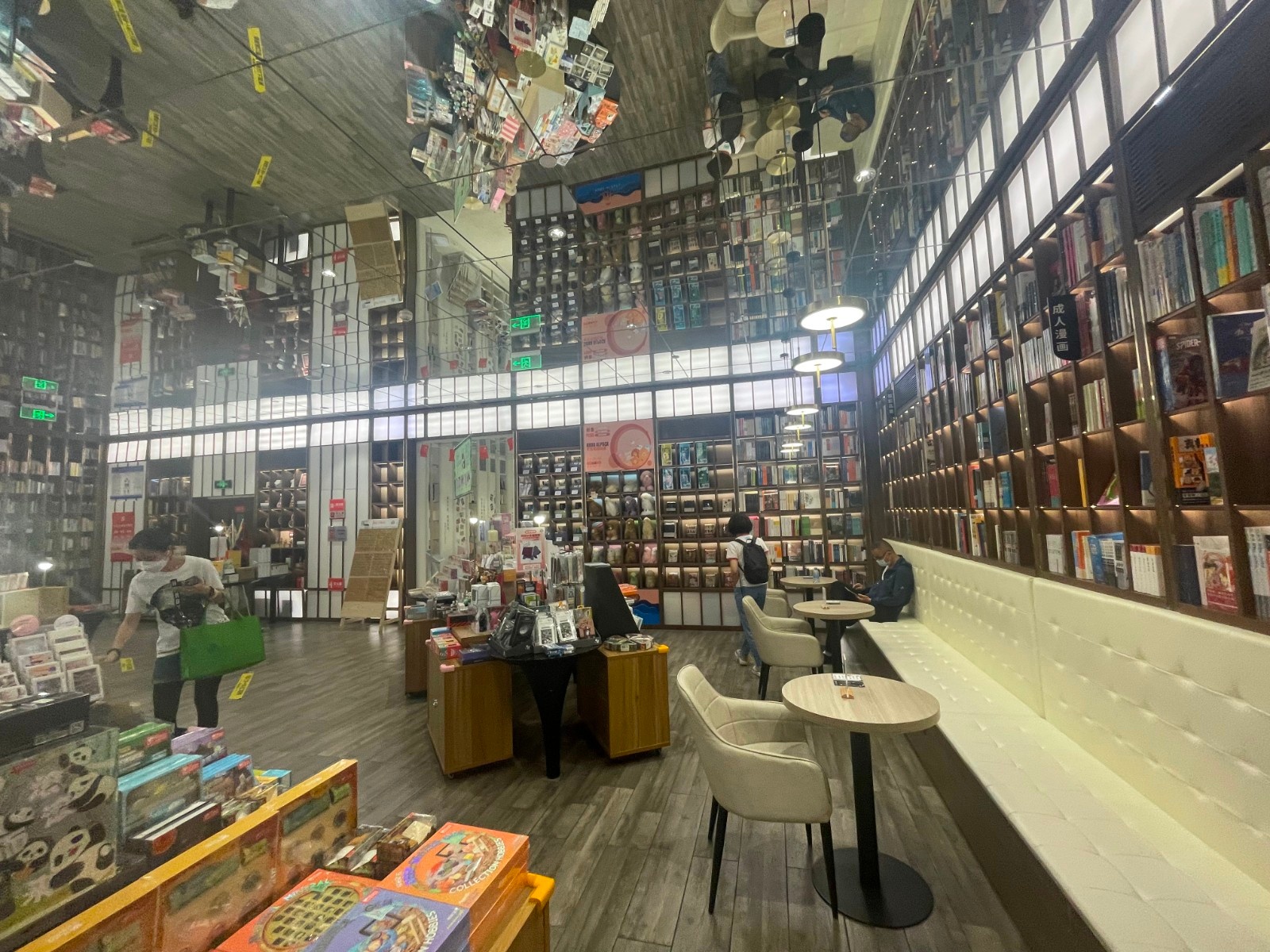 商場書店內為顧客提供舒適的休息區