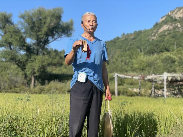 ▲67岁的李德义应聘进入北京市怀柔区宝山镇道德坑村的爱国主义教育基地,成为一名讲解员。新京报记者 赵利新 摄