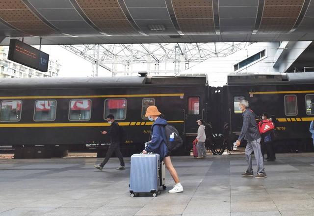 ▲ 2022年10月10日,旅客到达成都站(火车北站)