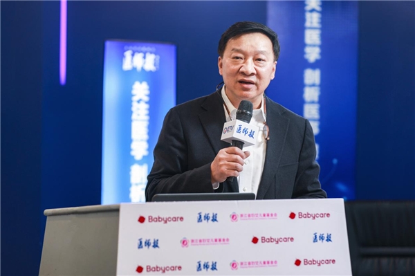 (图为国家麻醉专业质控中心主任、中华医学会麻醉分会主任委员黄宇光正在发言)