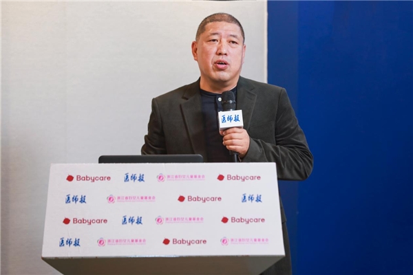 (图为《生门》制片人戴年文在新闻发布会上发言)