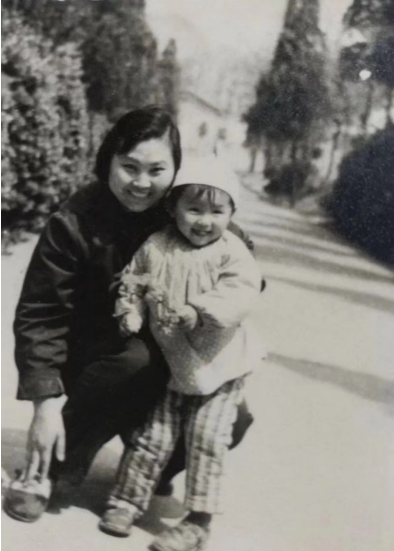 (周依慧幼儿期与母亲合影)