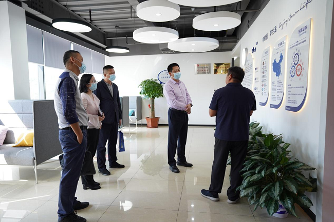 (图为闫虎局长一行参观轻喜到家)