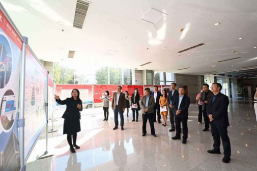 图为与会嘉宾参观“现代物流发展主题展览”
