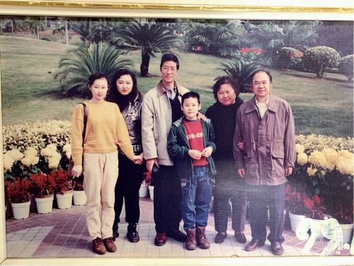 (周依慧与家人合影,左2)