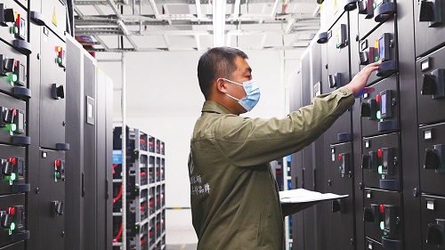 在移动云双3AZ长三角数据中心苏州科技城节点，中国移动的运维人员正在细致检查各项设备状态，保障云资源池稳定运行。
