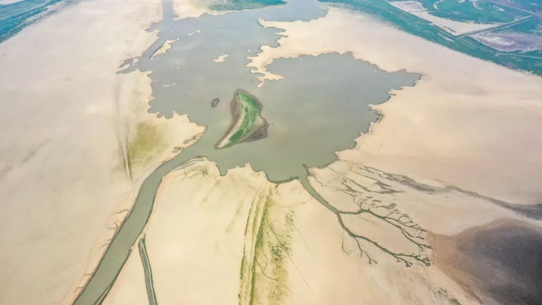 2022年9月23日，在江西鄱阳湖进贤段水域湖底干枯河床露出的千奇百怪景观（无人机照片）。中新社发 鲍赣生 摄