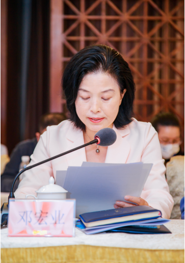 (自治区投资促进局二级巡视员邓宏业发言)