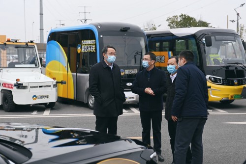 (院士与蘑菇车联副总裁邓志伟现场交流,左一院士,左二邓志伟)