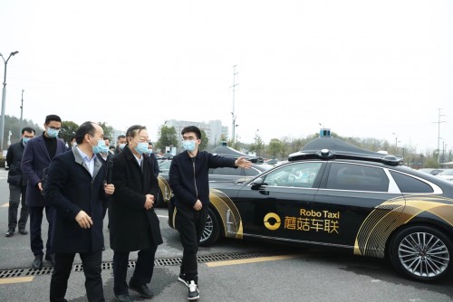 (李毅中一行观摩蘑菇车联自动驾驶公共出行和公共服务车队)