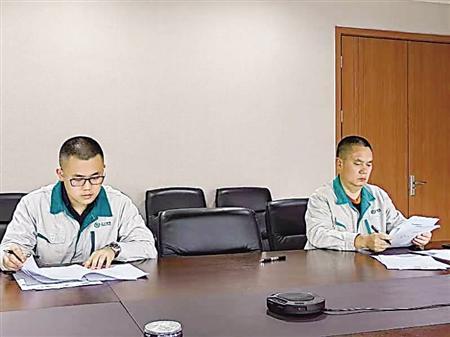 正川股份董事总经理邓秋晗（左）和董事长邓勇（右）