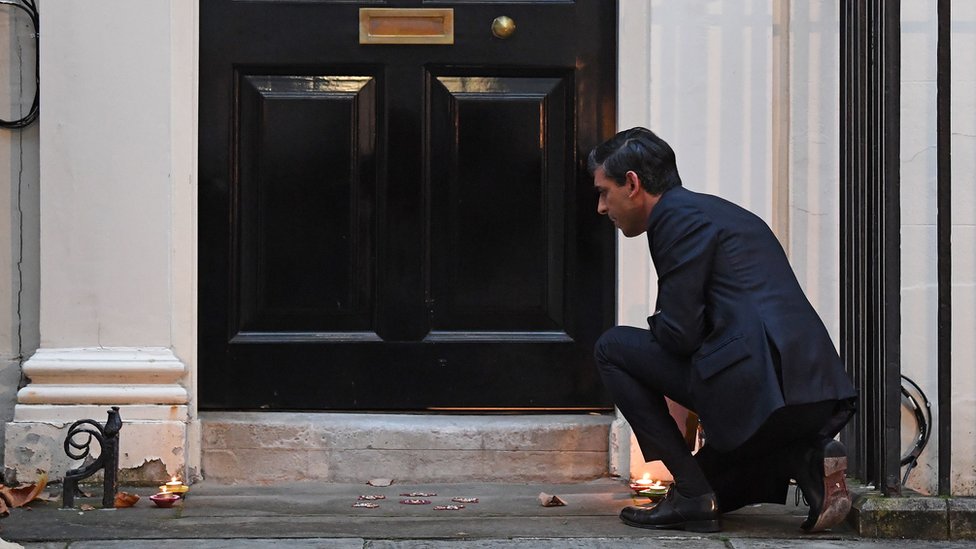 2020年，苏纳克被BBC拍到在唐宁街11号官邸外点燃蜡烛庆祝印度排灯节