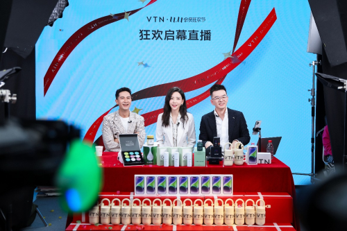 图:歌手、演员于文文(中),VTN总裁Will 吴伟强(右)