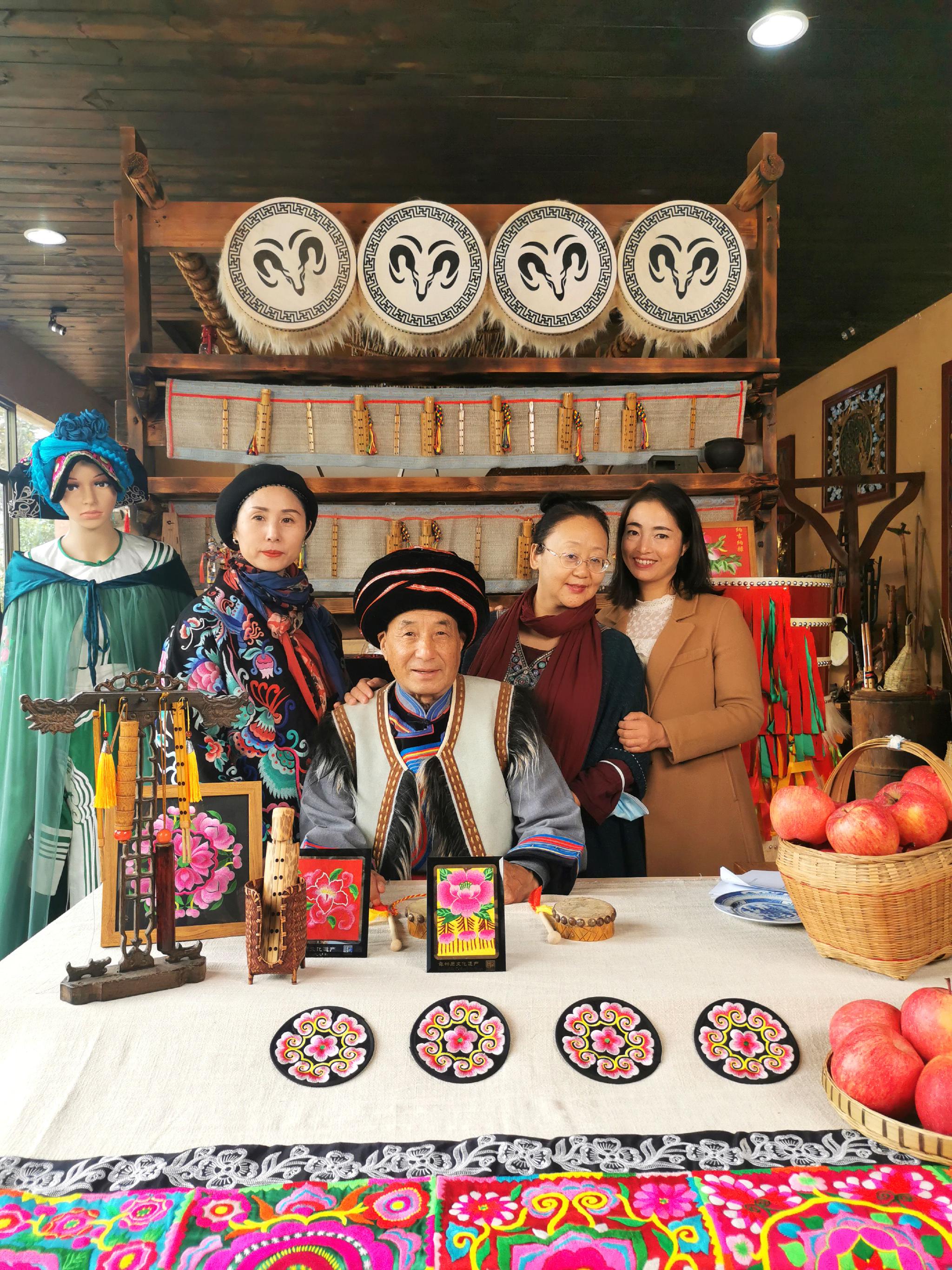 图为:茂县羌年直播间(从左至右:李明、余光元、杨莉、余慧敏) 茂县文化体育和旅游局 供图