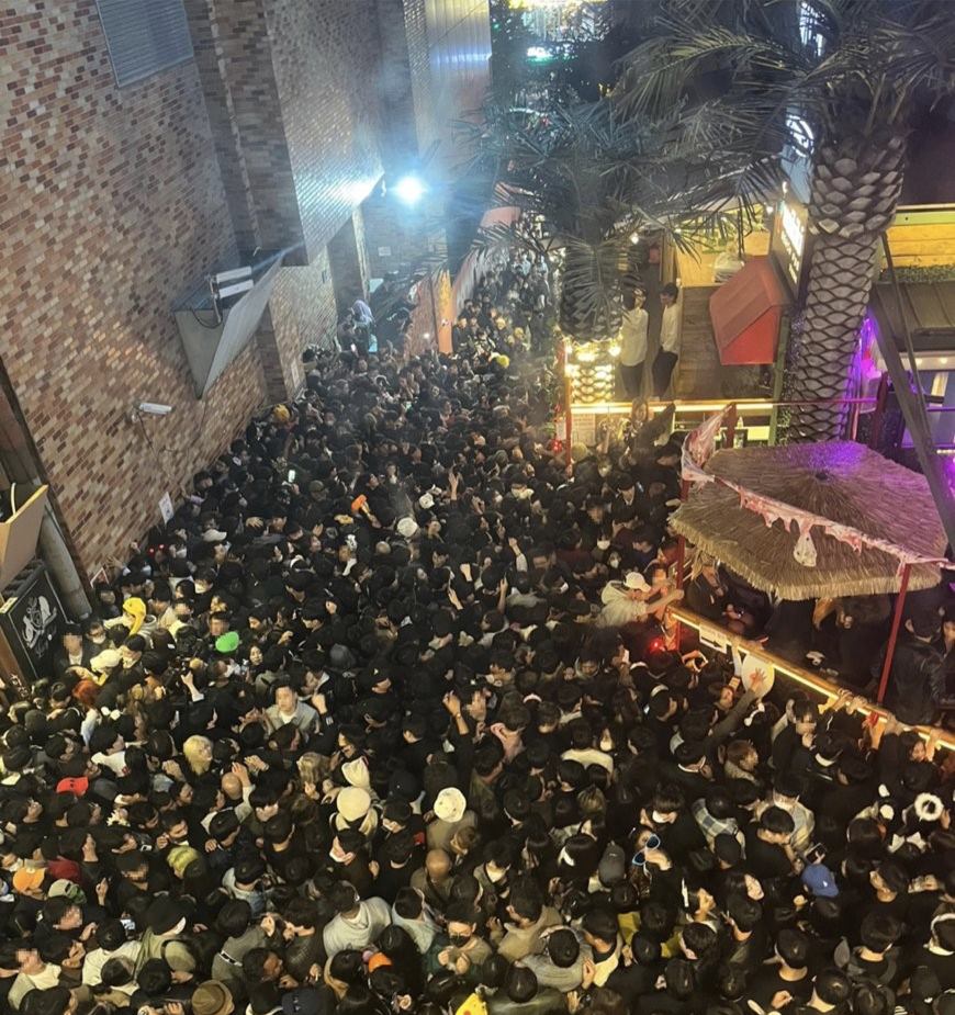 10月29日晚间,在首尔市龙山区梨泰院洞哈密尔顿酒店附近,民众挤在狭窄的小巷里。(图源:社交媒体截图)