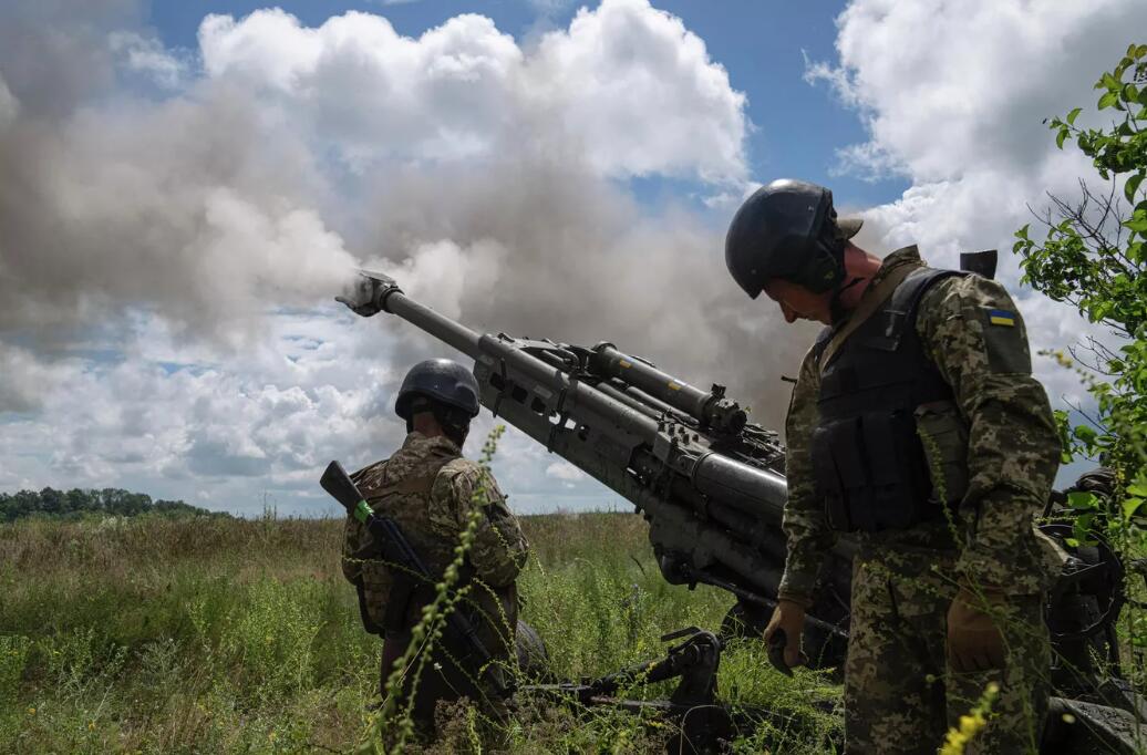 乌军此前公布的其士兵操作M777火炮图片
