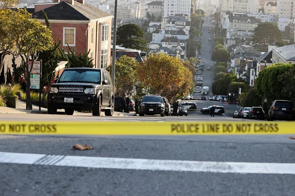 ·10月28日，旧金山警方封锁佩洛西家附近街道。