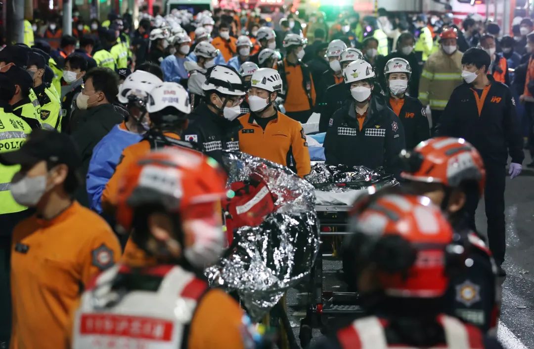 10月30日凌晨，在韩国首尔市龙山区梨泰院洞一带，救护人员在现场工作。图片来源：新华社/纽西斯通讯社