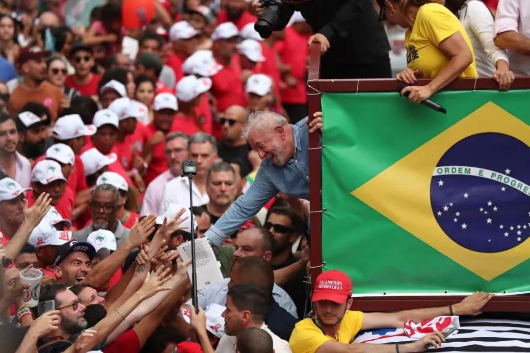 10月29日，巴西圣保罗，卢拉在竞选集会上向支持者致意。图/澎湃影像