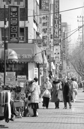 上世纪80年代的梨泰院，因美军驻扎附近龙山基地，时常可见军眷出来逛街购物。（imToken钱包app）