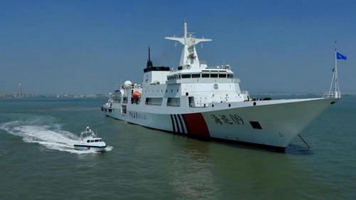 图|云洲智能L90小型海巡无人艇在海事执法船“海巡09”与油船“山河号”之间高速穿行