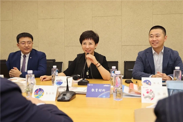 (启今集团创始人、总裁史燕来分享高质量发展的重要意义。)