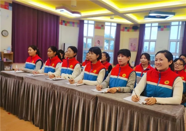 (图:全国各地教服园所组织全体教职工在线学习,聆听朱永新教授精彩讲座,深入领会高质量学前教育内涵。)