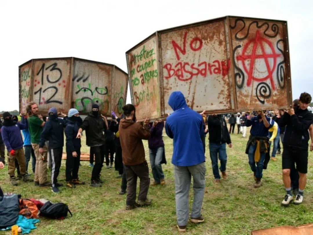 示威者举着“不要水库”标识 法新社图