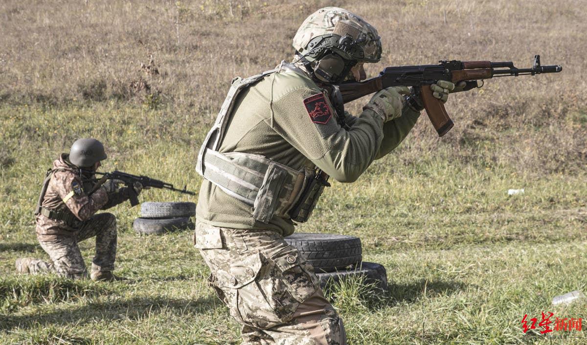 ↑乌克兰领土防御部队志愿兵使用AK-74型步枪进行训练