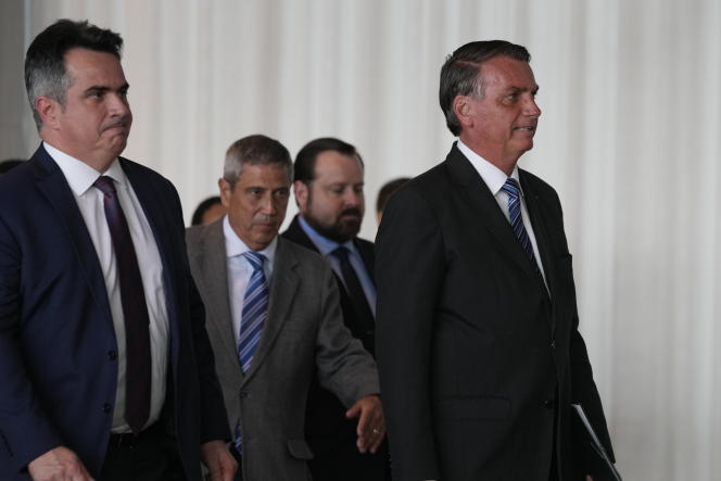 当地时间11月1日，巴西利亚，博索纳罗（右一）抵达巴西总统官邸阿尔沃拉达宫发表讲话，这是其10月30日败选后首次进行公开讲话 图源：美媒