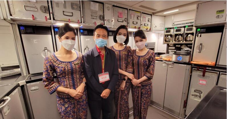 回程时与有全球最佳服务美誉新加坡航空公司空姐合影