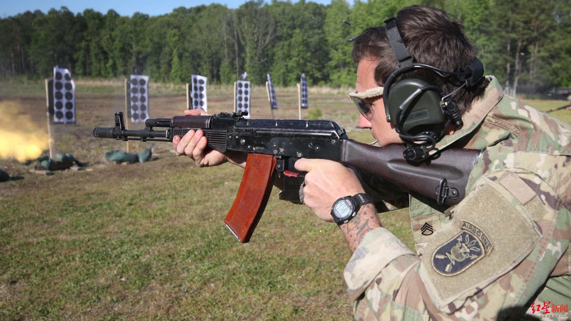 ↑一名手持AK-74的美国士兵