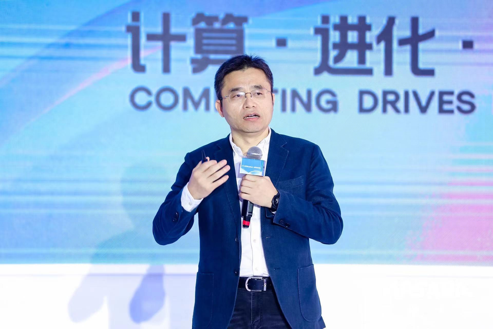 (浙江大学信息中心主任陈文智发表主题演讲)