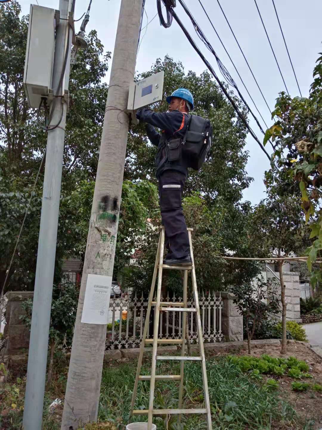 图为厦门电信员工高华侨正在修护线路障碍