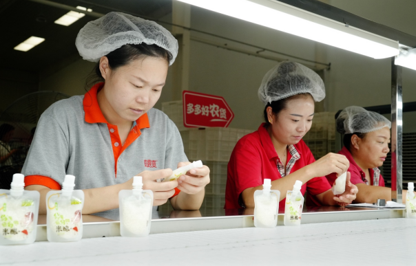 ▲可以吸着喝的孝感米酿深受年轻消费者喜爱。何晓刚 摄