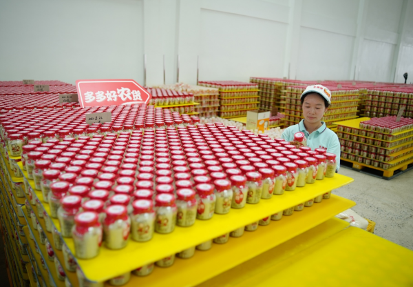 ▲整装待发的孝感米酒通过拼多多等电商平台，销往全国各地。何晓刚 摄