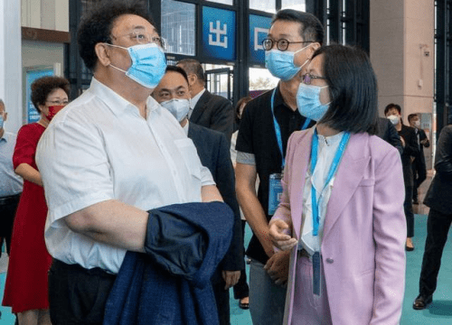 图注:华大基因副总裁彭欢欢(右)为深圳市人大副主任蒋宇扬(左)介绍华大基因展品