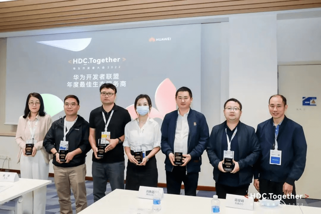 鸿志事业部生态运营高级总监刘冰作为公司代表登台领奖