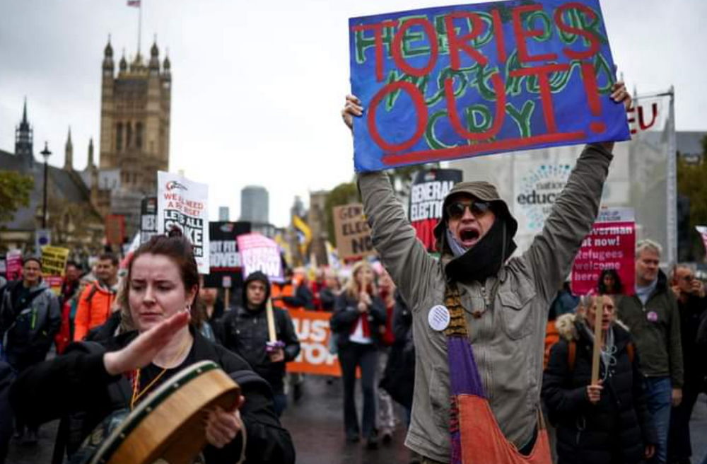《《imtoken不显示余额》“英国崩溃”？伦敦爆发大规模抗议 示威者要求提前大选》