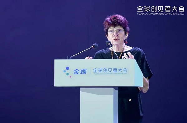 (图:“量子管理”奠基人丹娜·左哈尔演讲现场)