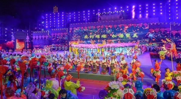 (第五届花灯会现场)