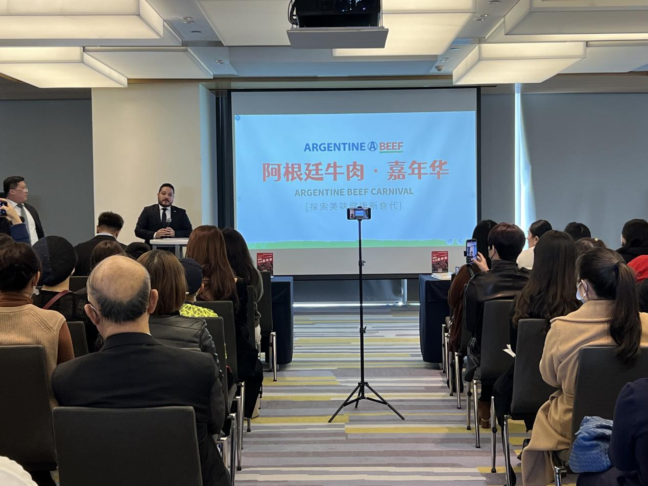 图/阿根廷驻华大使馆农业部参赞赫尔南·维奥拉(Hernán Viola)先生对本次研讨与美食活动致辞