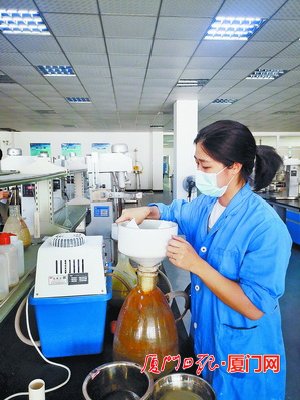 紫金技术公司研发人员进行浮选产品过滤。(通讯员 刘清 摄)