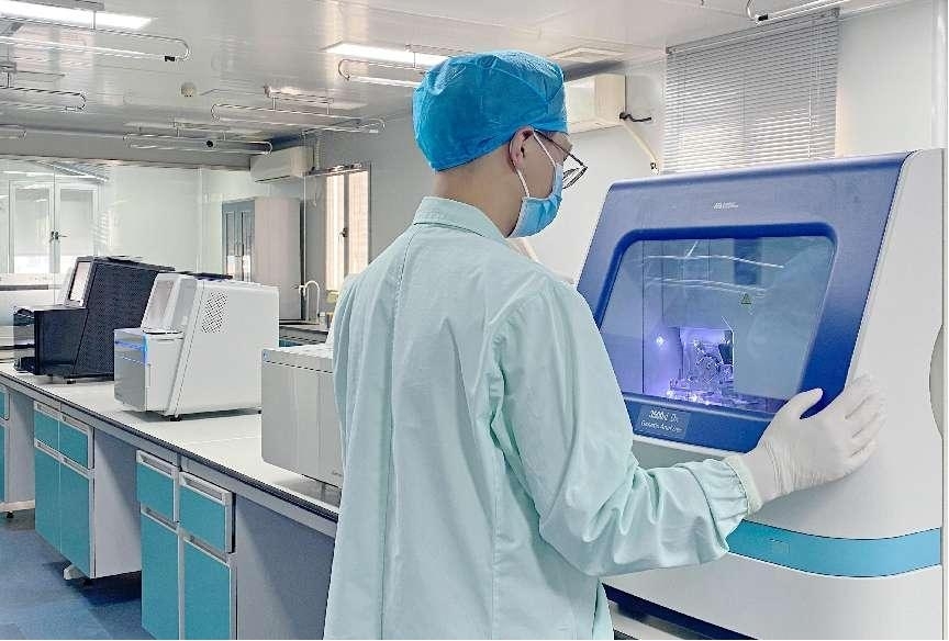 (图)金域医学检验员正在进行Sanger测序操作