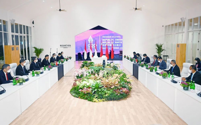 (中国和印尼两国领导人在Nusantara线下会场举行会谈。图片转载自新华社新闻)