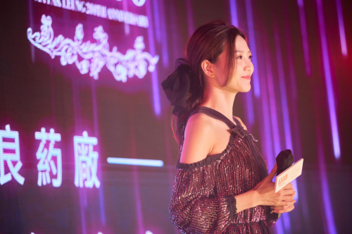 主持人和表演嘉宾与马百良家族后人,台上一起庆祝药厂成立200年