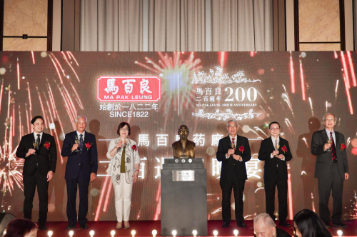 (左起)马民志、马邦荣、马丽珠、马泰炎、马浩桦、马邦洪,上台主持「百良公铜像揭幕仪式」,为晚宴揭开序幕